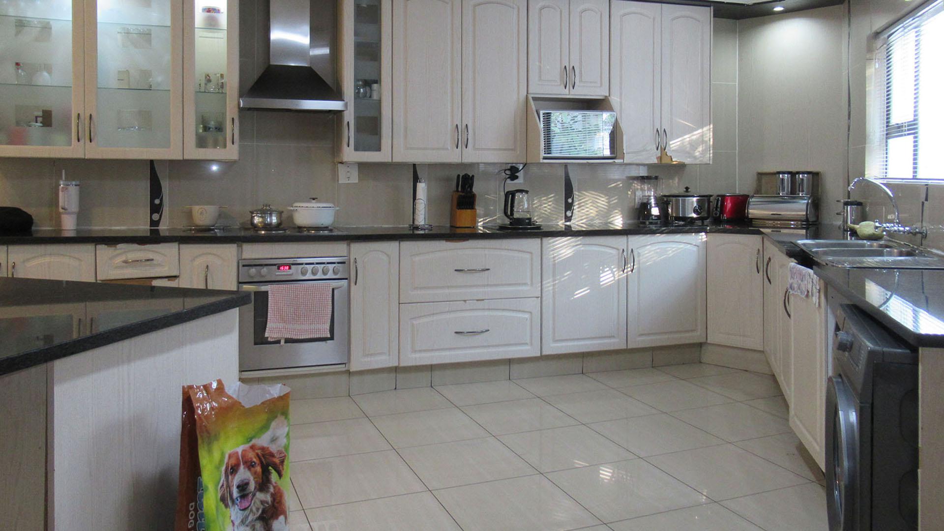 Kitchen - 29 square meters of property in Oakdene