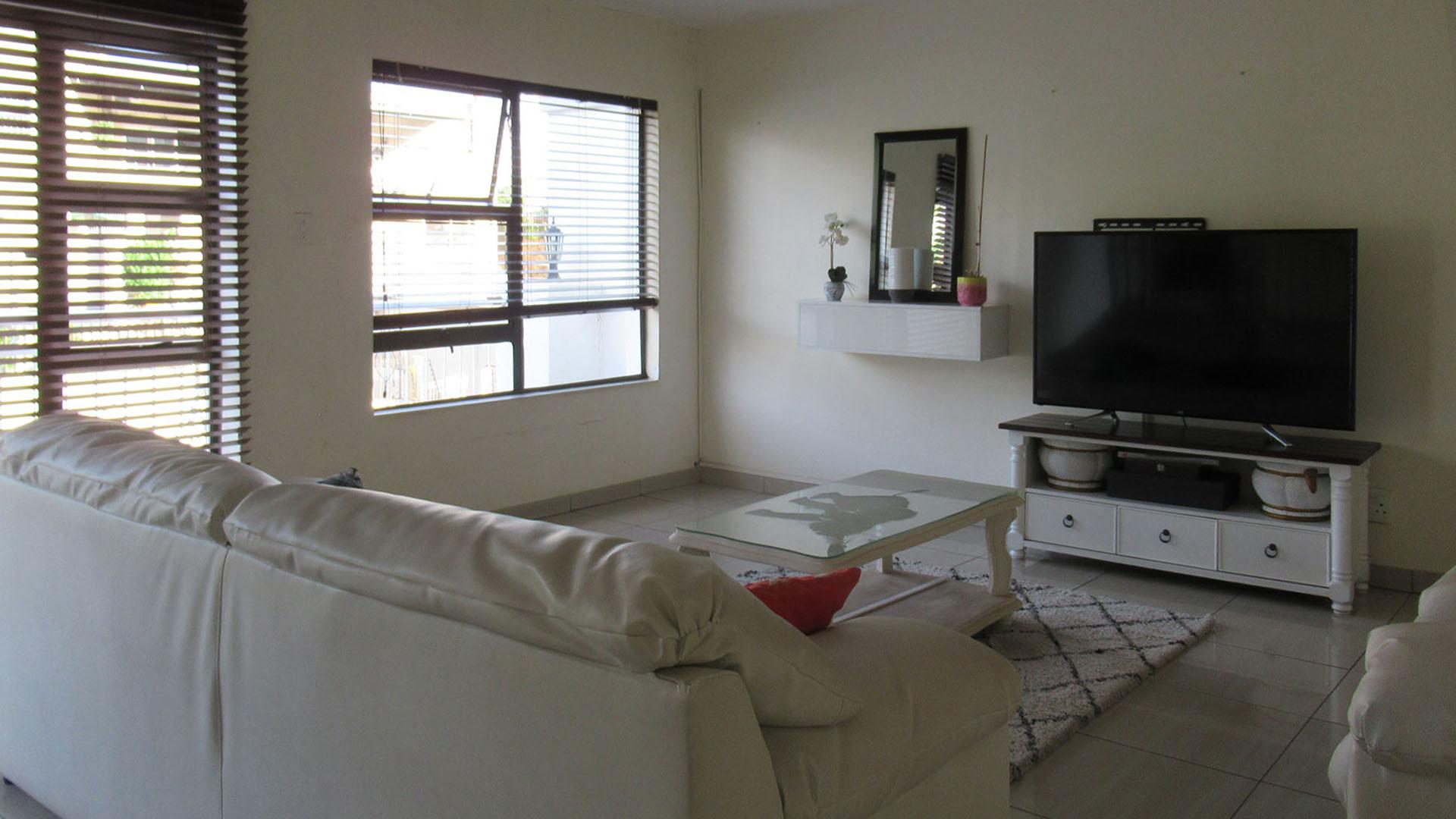 Lounges - 90 square meters of property in Oakdene