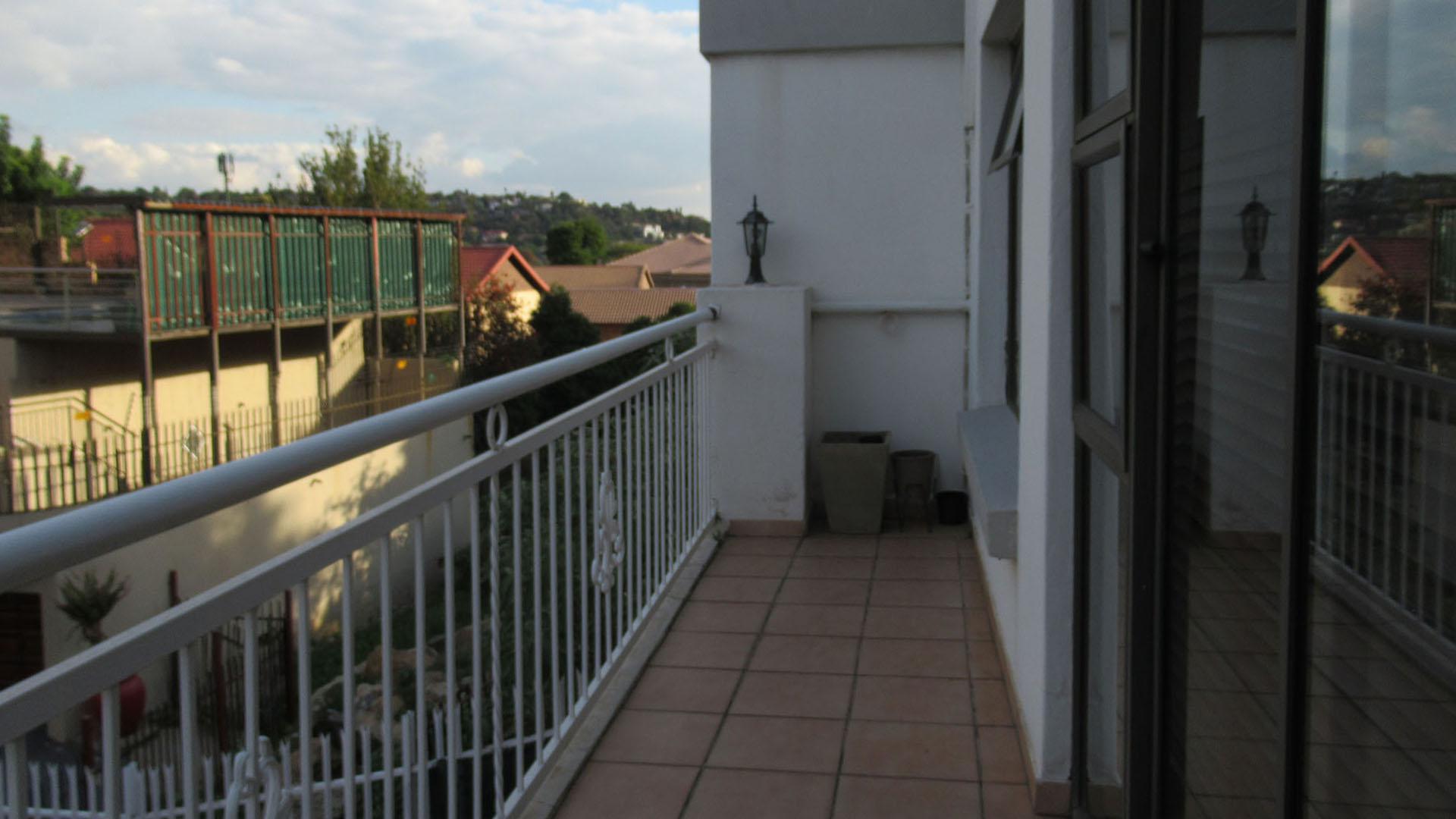 Balcony - 69 square meters of property in Oakdene