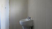 Guest Toilet - 2 square meters of property in Oakdene