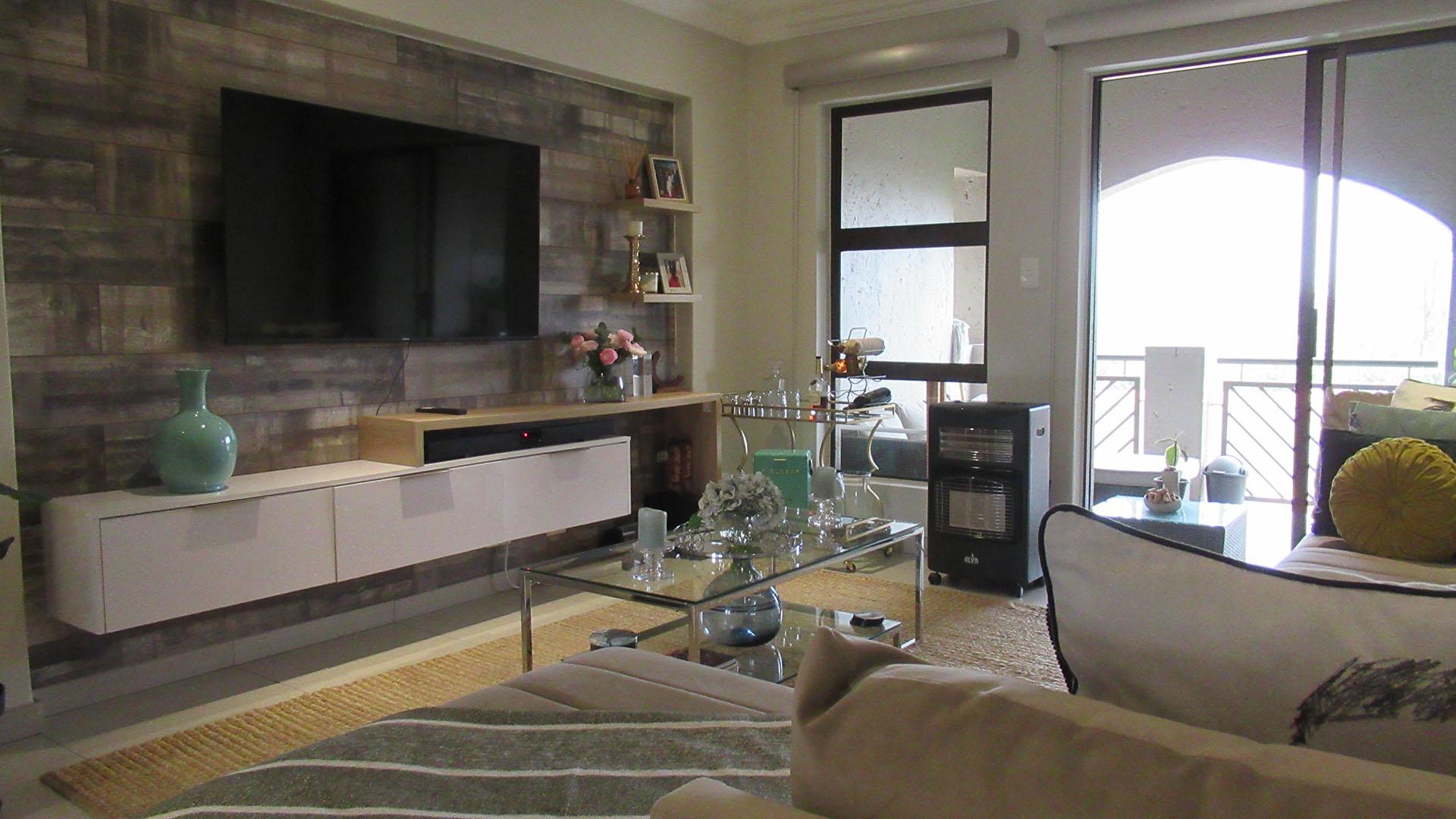 Lounges - 18 square meters of property in Maroeladal