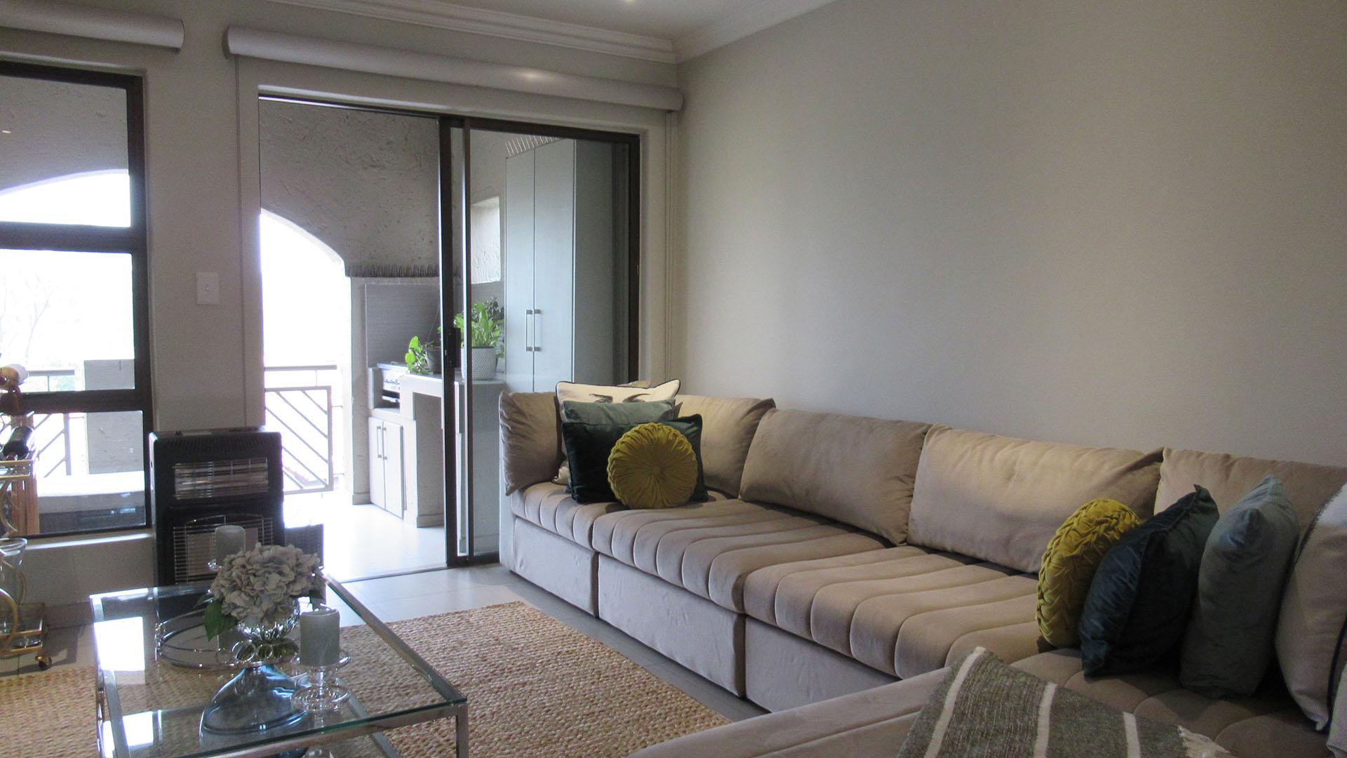 Lounges - 18 square meters of property in Maroeladal