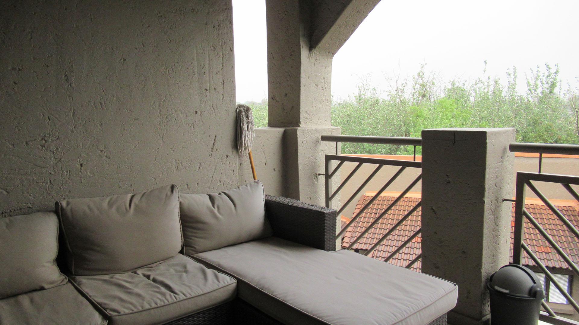 Balcony - 10 square meters of property in Maroeladal