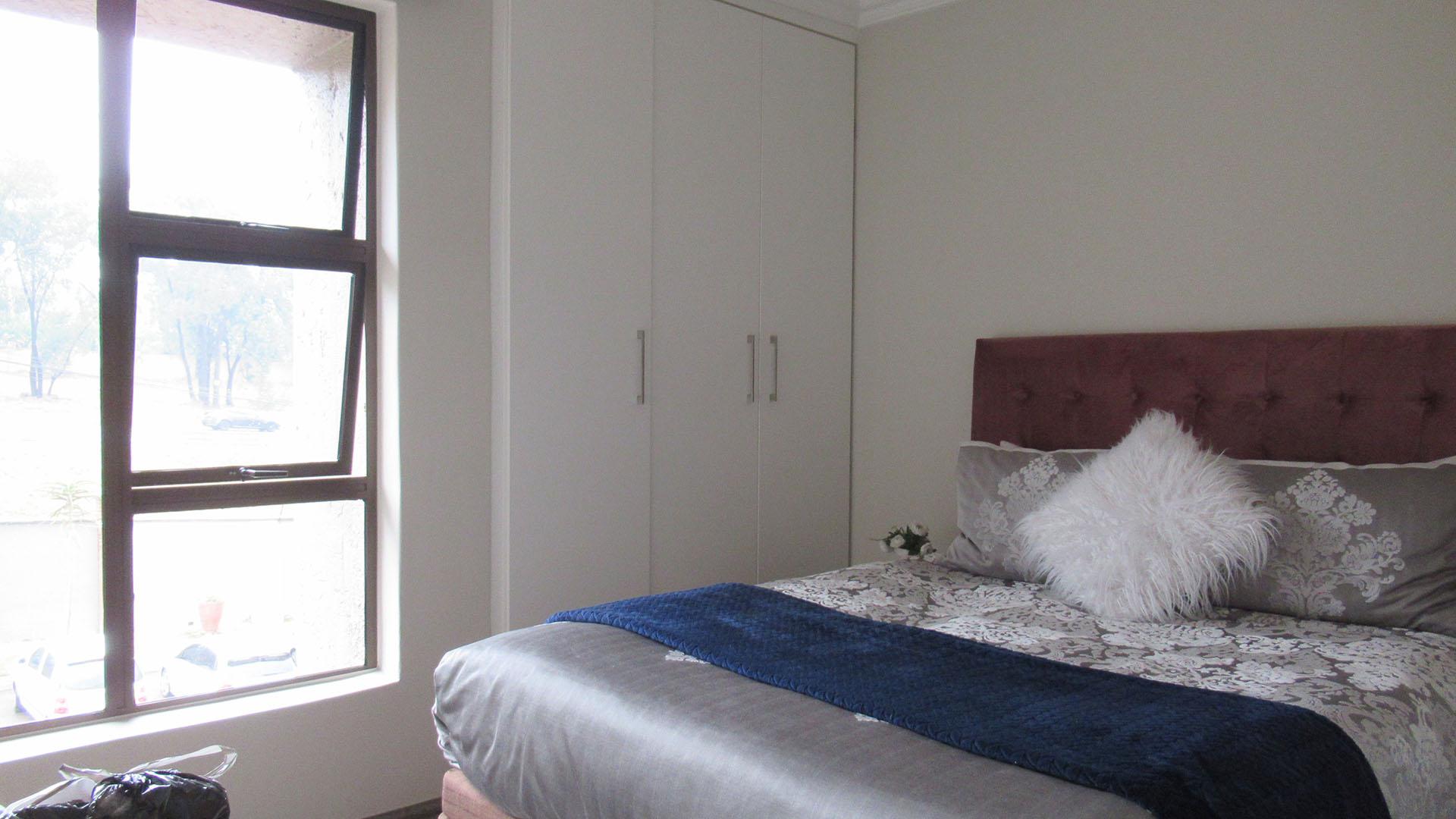 Bed Room 1 - 10 square meters of property in Maroeladal