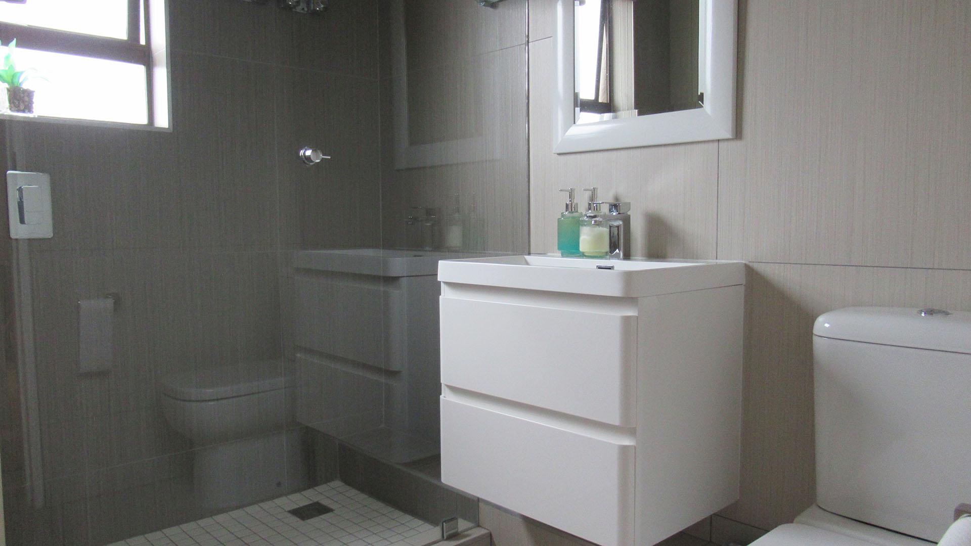Bathroom 1 - 5 square meters of property in Maroeladal