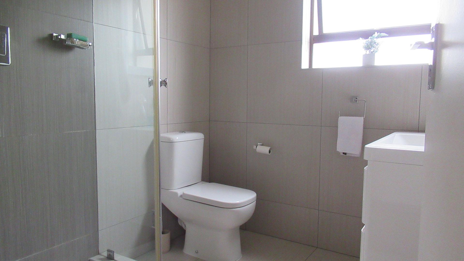 Main Bathroom - 4 square meters of property in Maroeladal