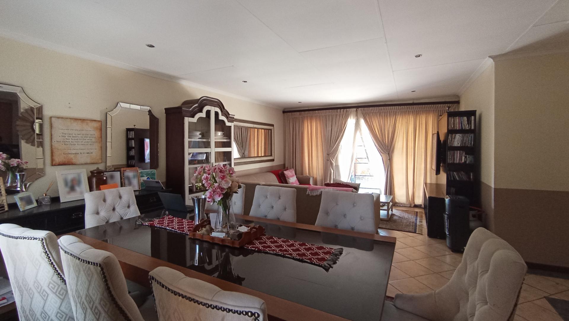 Dining Room - 21 square meters of property in Monavoni