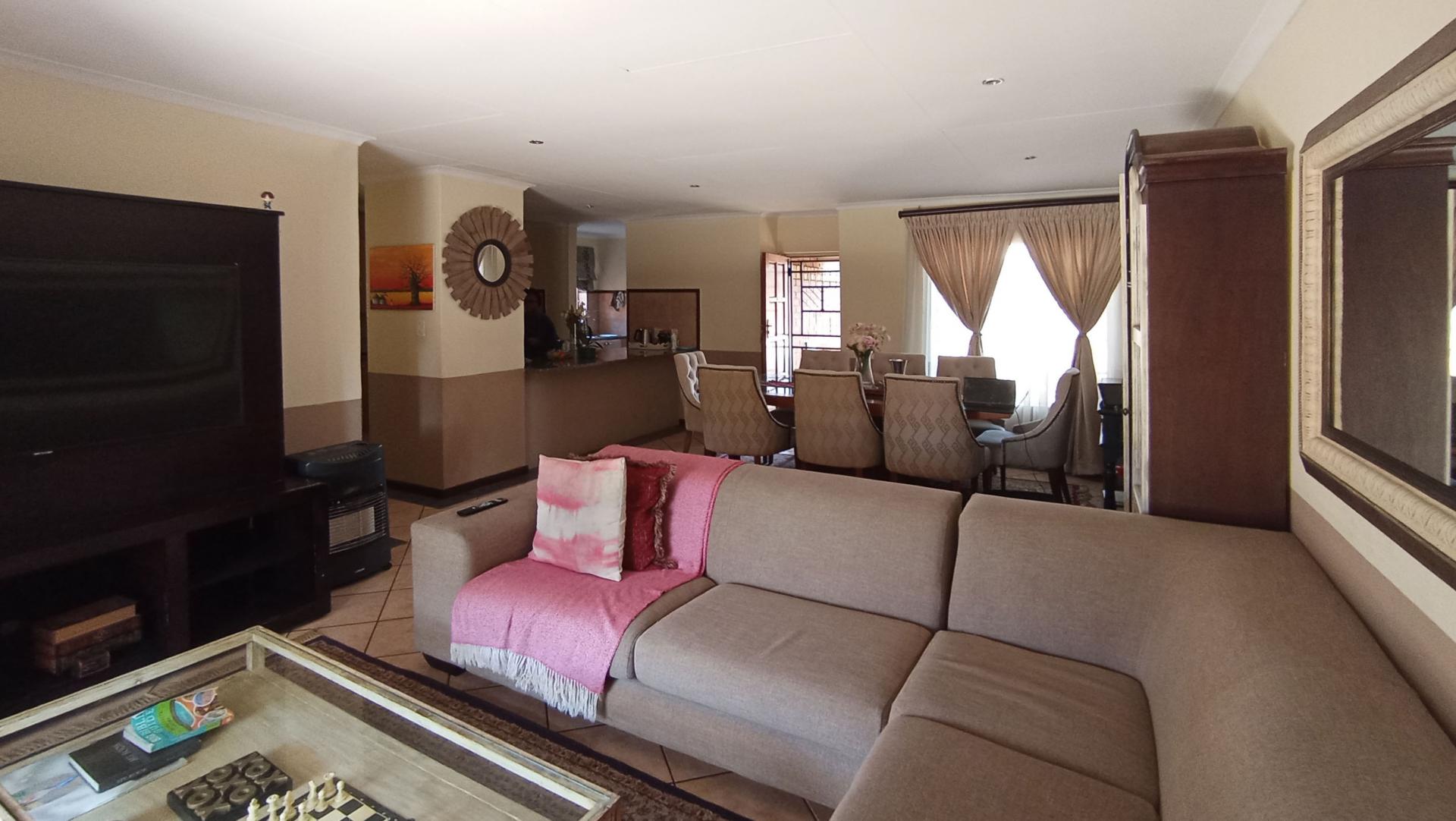 Lounges - 13 square meters of property in Monavoni