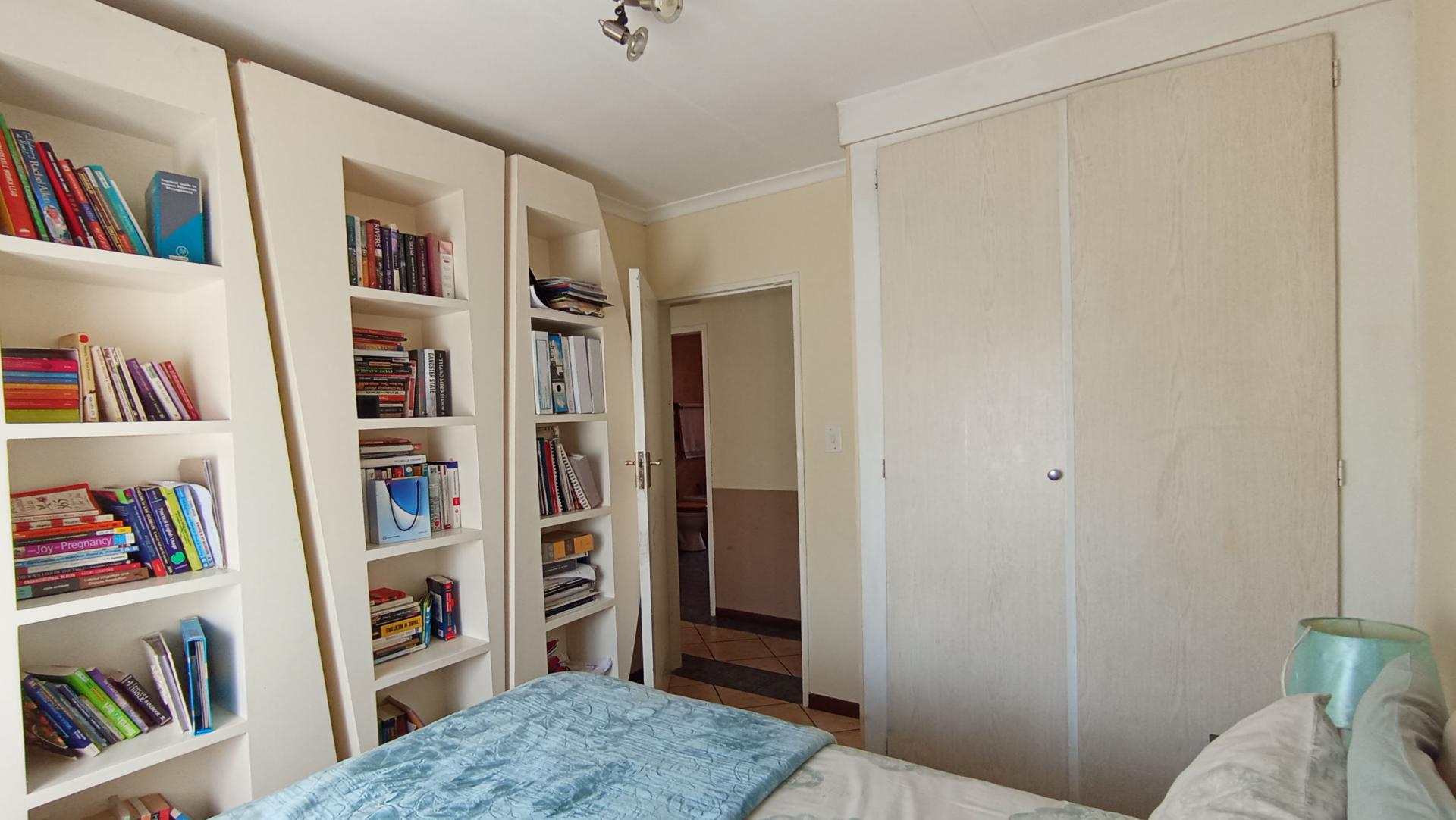 Bed Room 1 - 8 square meters of property in Monavoni