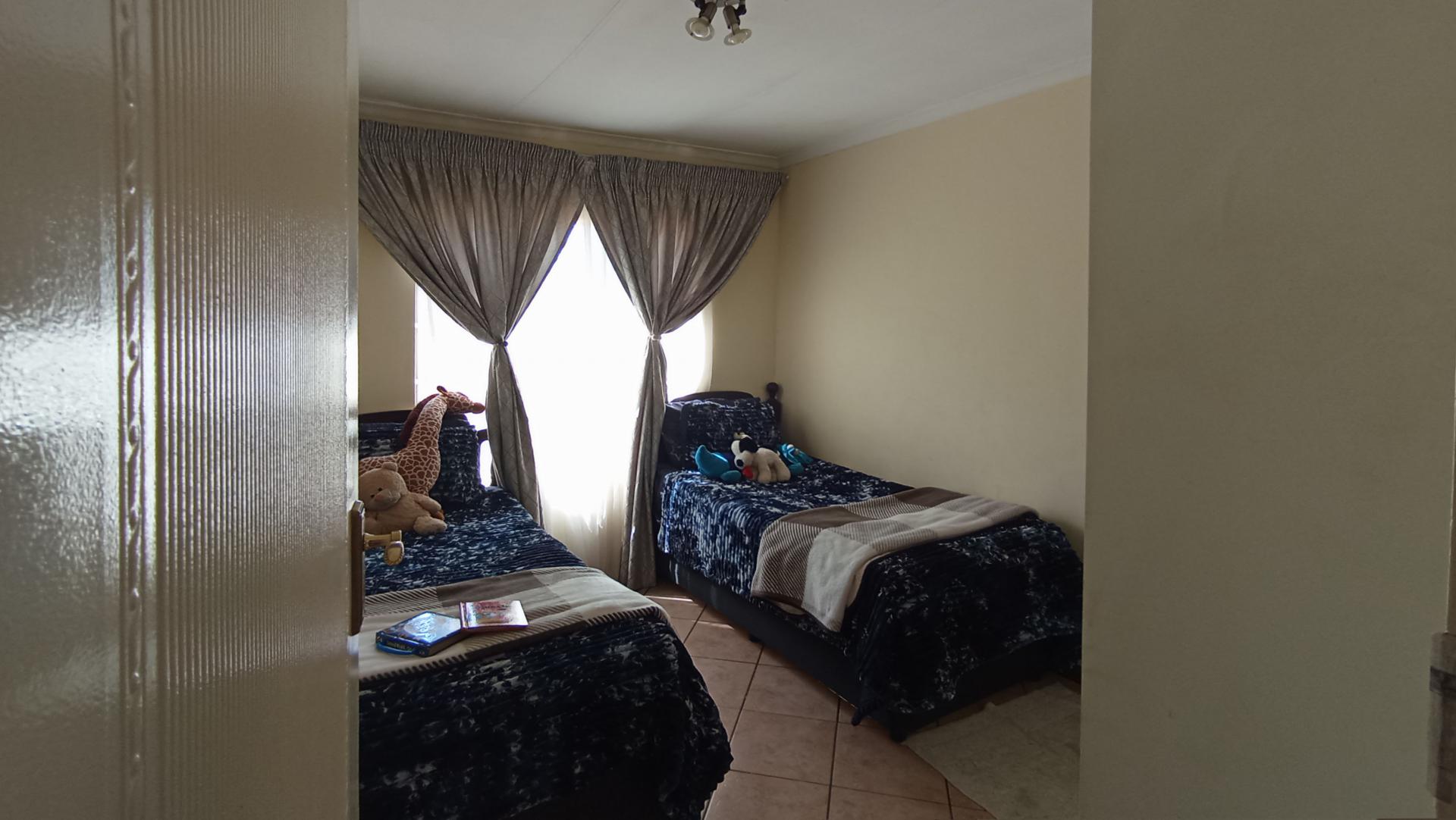 Bed Room 2 - 8 square meters of property in Monavoni