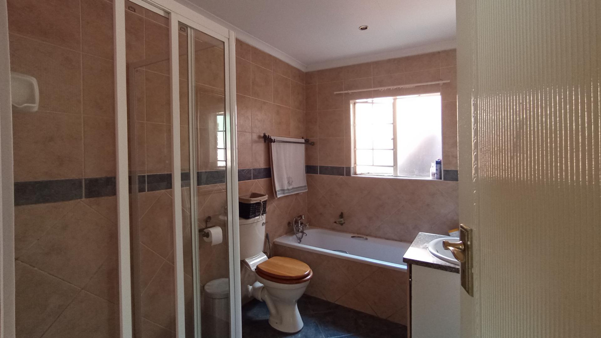 Main Bathroom of property in Monavoni
