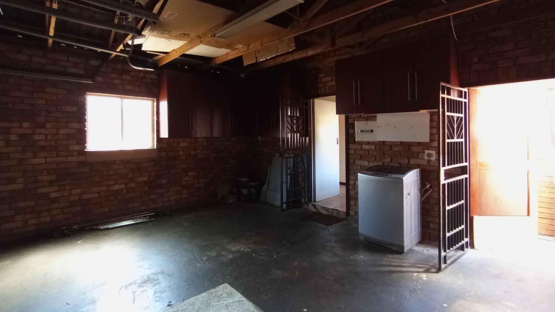 Garage - 35 square meters of property in Monavoni