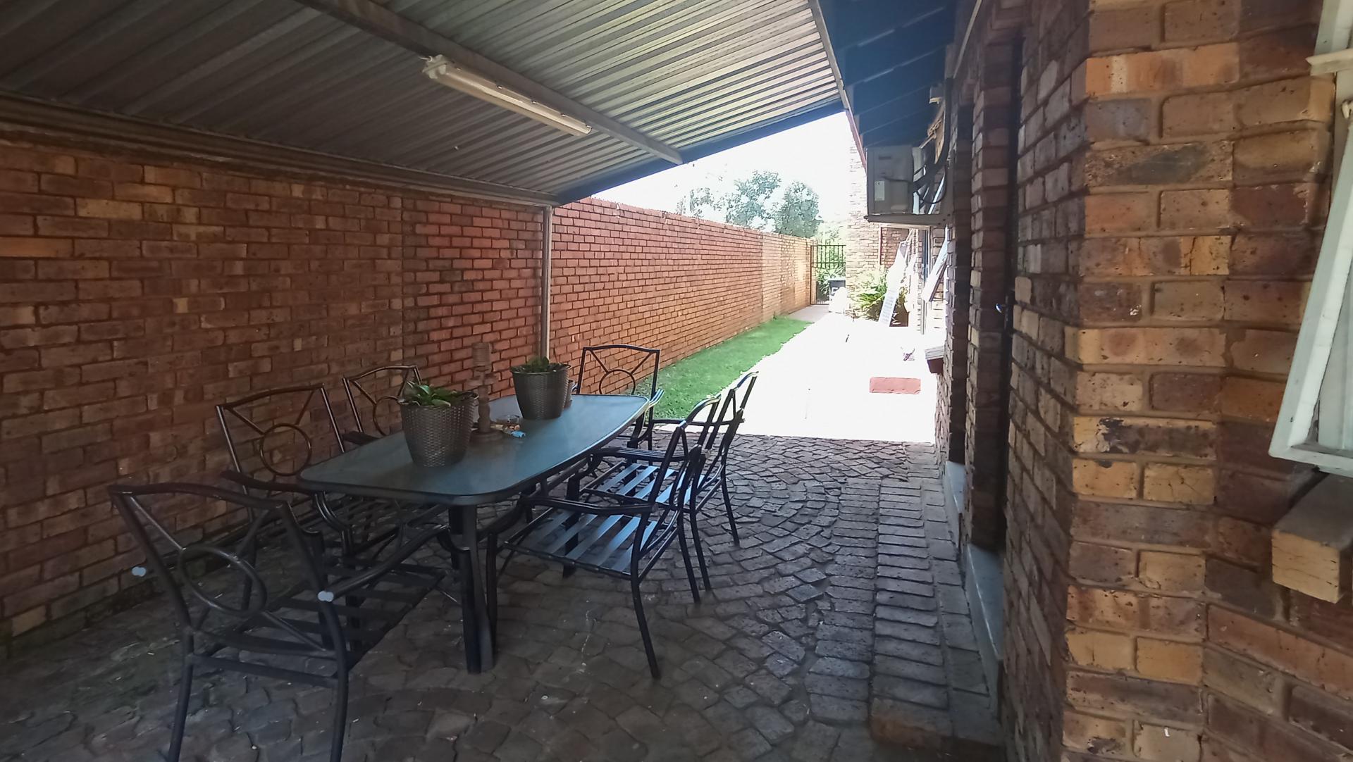 Patio - 74 square meters of property in East Lynne