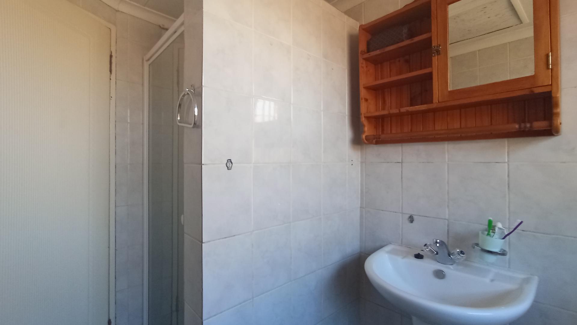 Bathroom 2 - 6 square meters of property in East Lynne