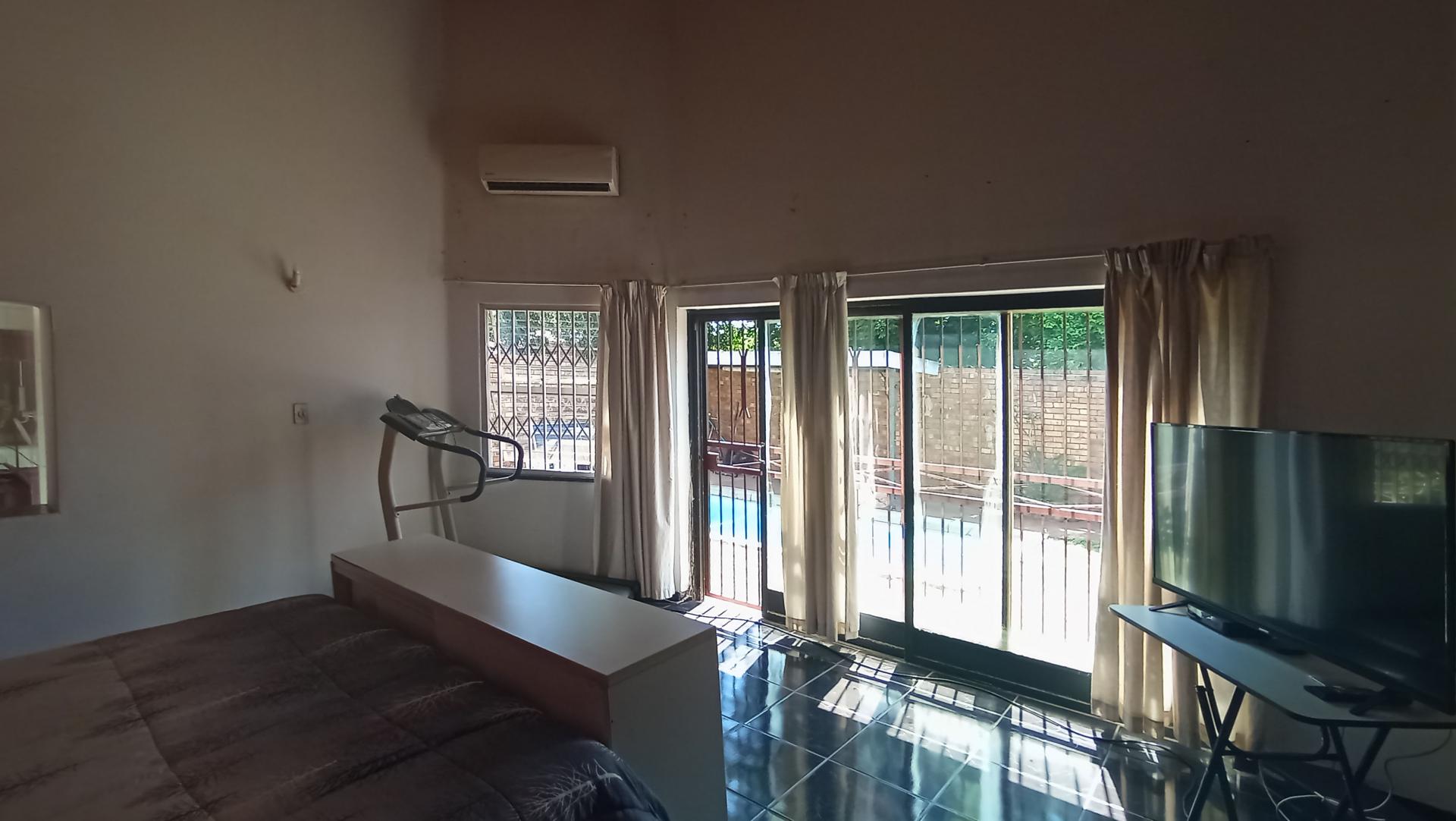 Main Bedroom - 43 square meters of property in East Lynne