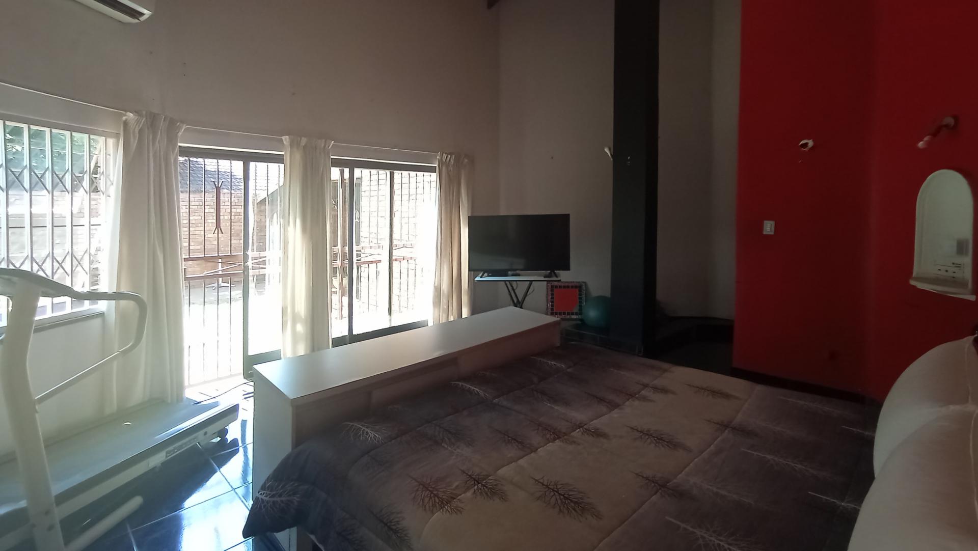 Main Bedroom - 43 square meters of property in East Lynne