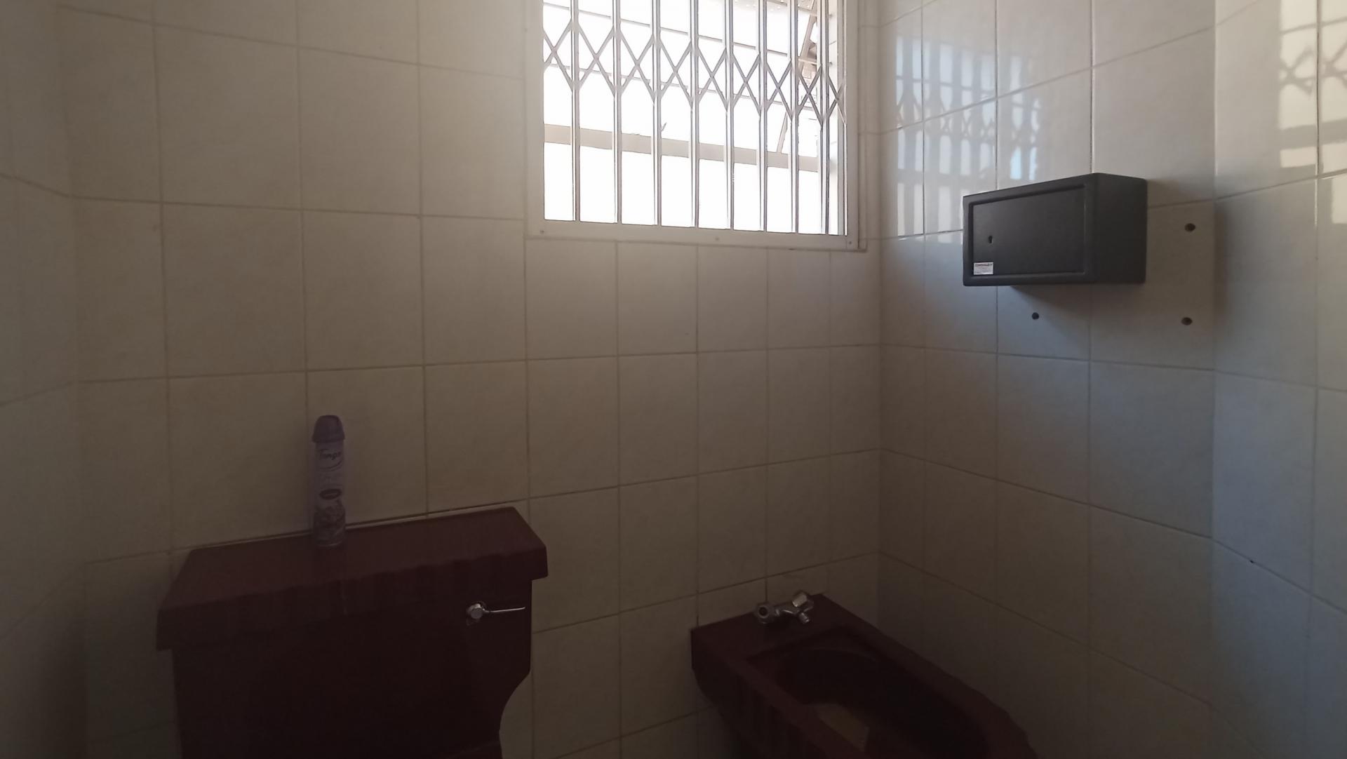 Main Bathroom - 14 square meters of property in East Lynne