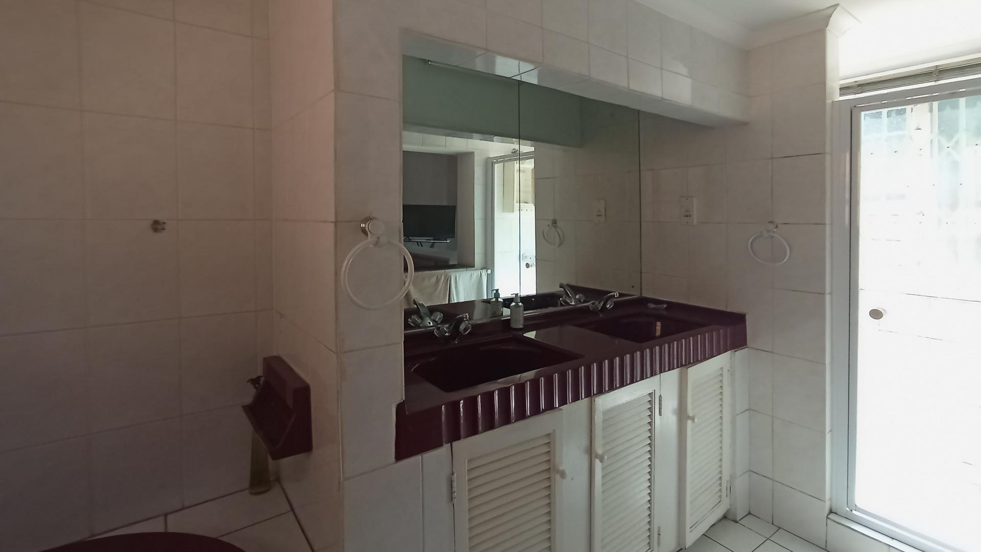 Main Bathroom - 14 square meters of property in East Lynne