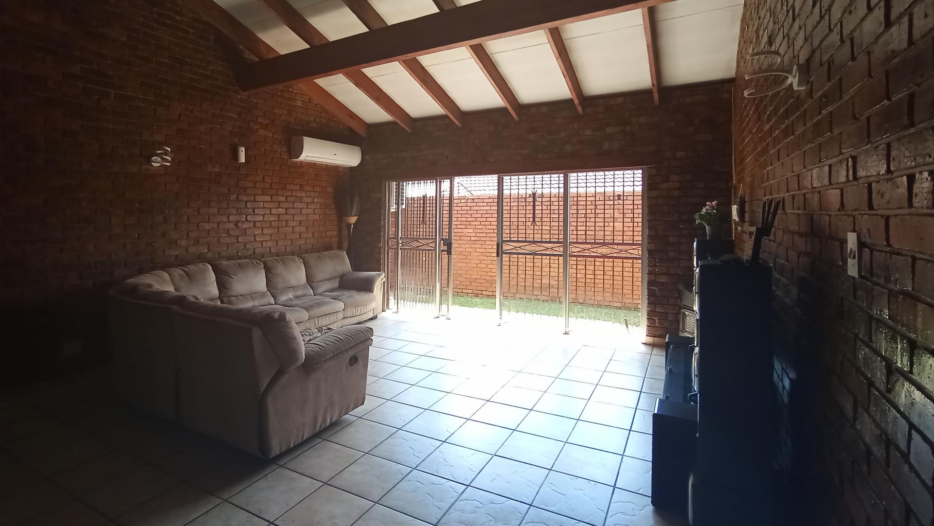 Lounges - 24 square meters of property in East Lynne
