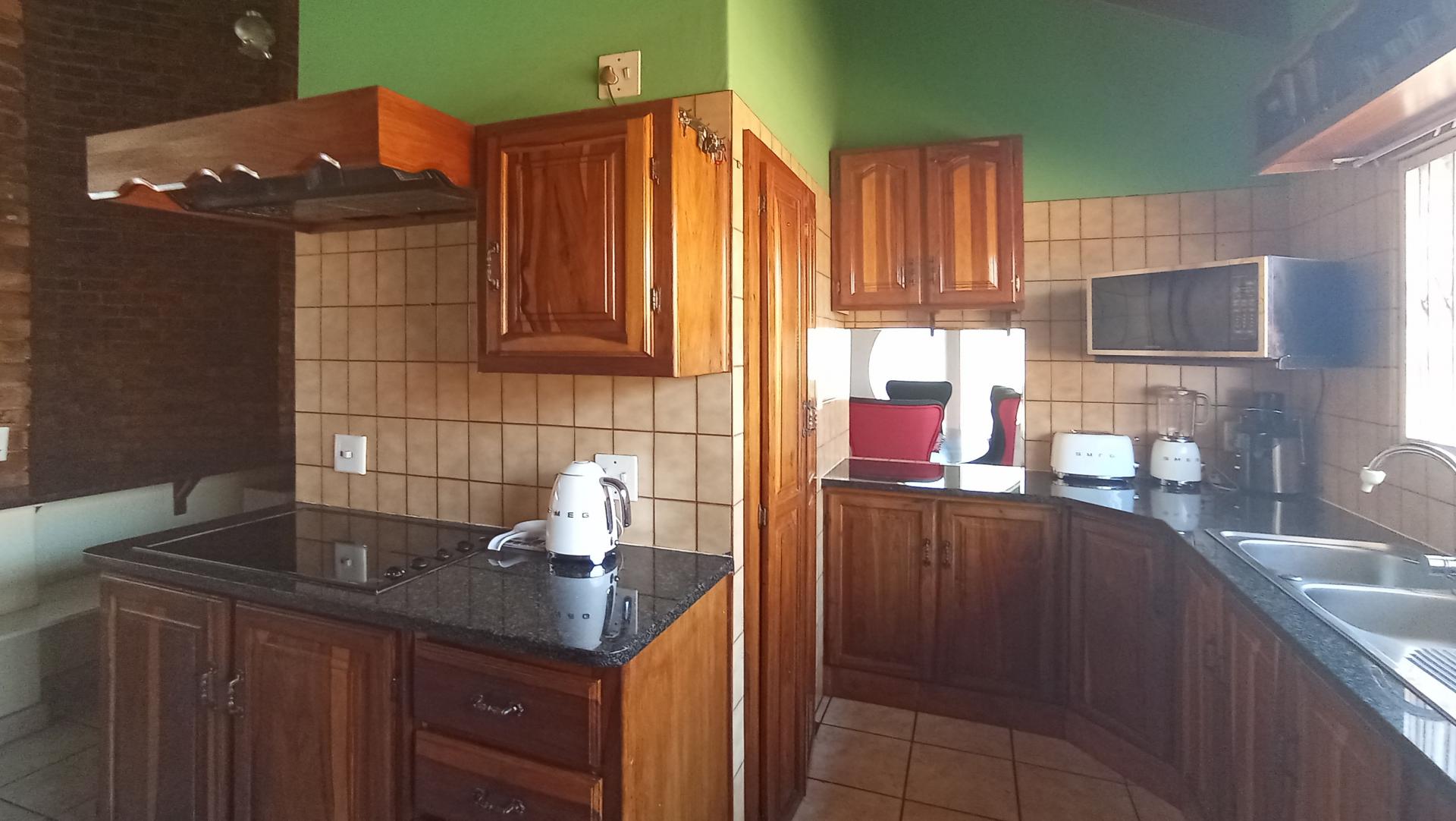 Kitchen - 13 square meters of property in East Lynne
