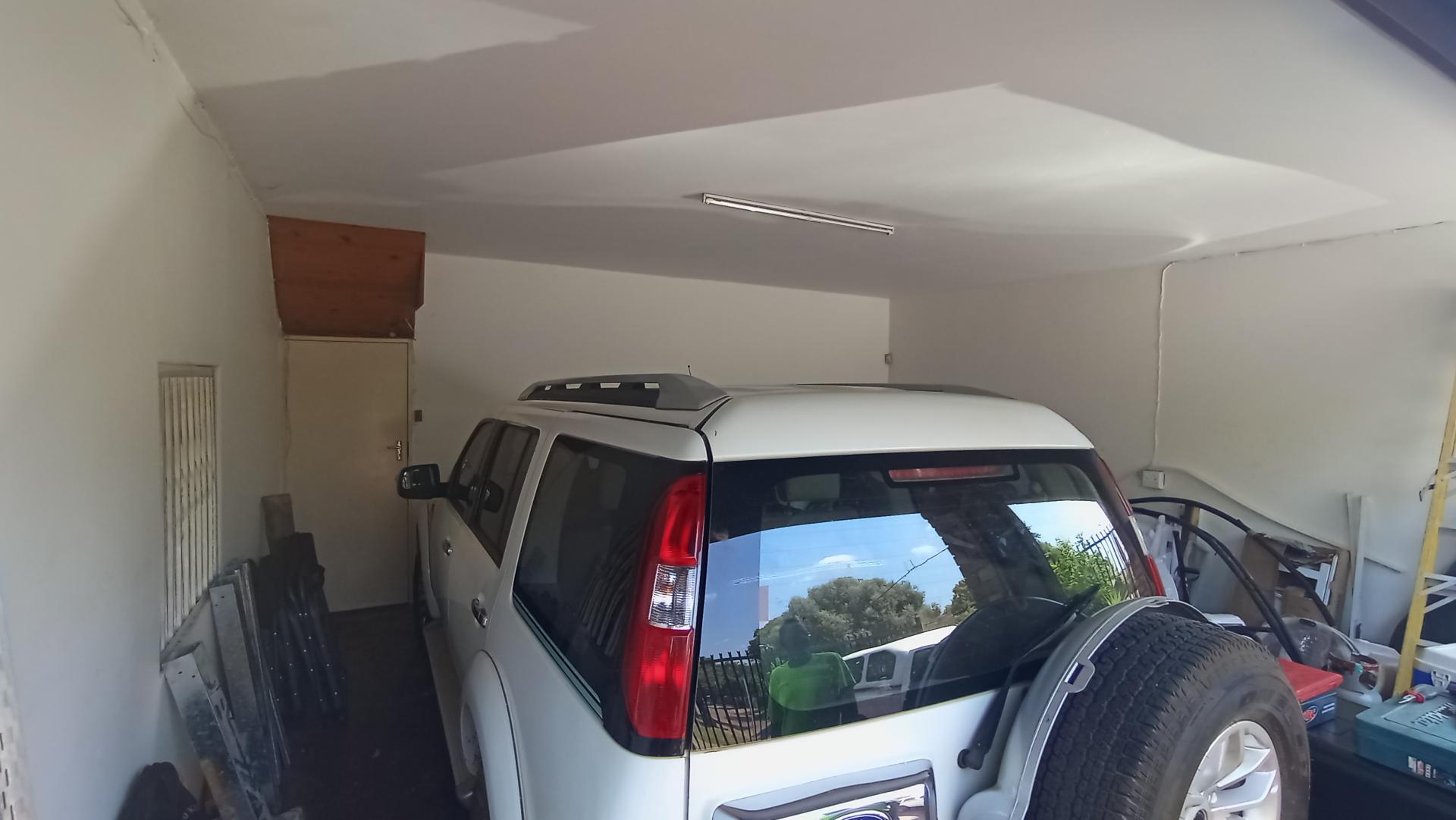 Garage - 37 square meters of property in East Lynne