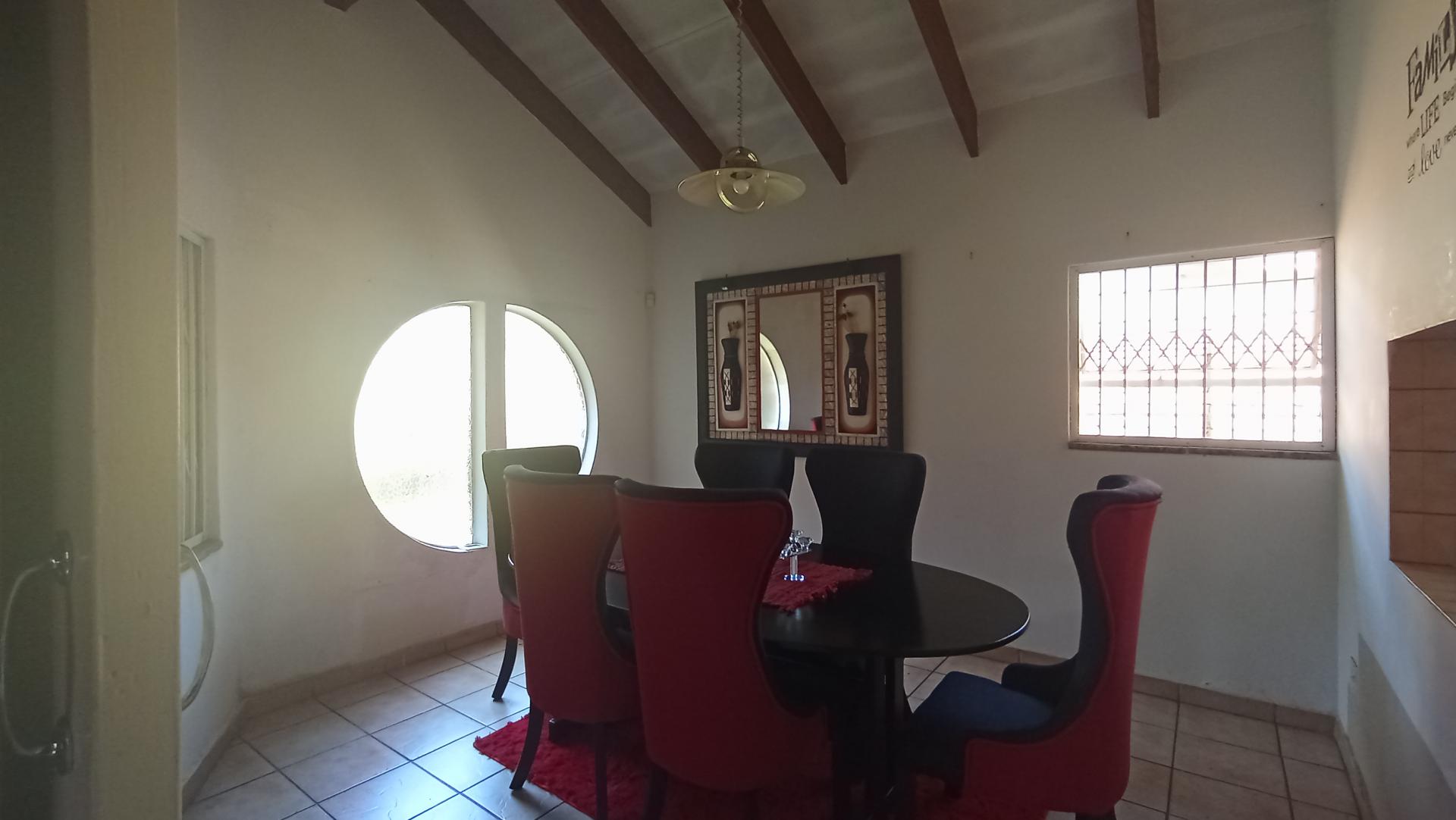 Dining Room - 16 square meters of property in East Lynne