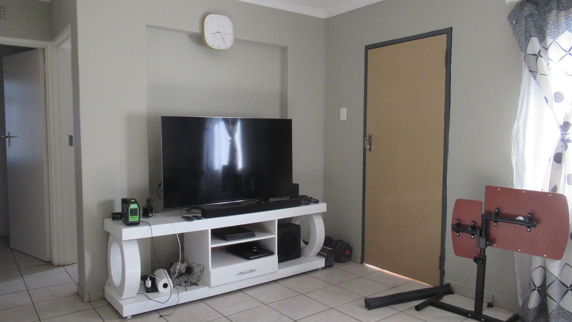 Lounges - 14 square meters of property in Sky City