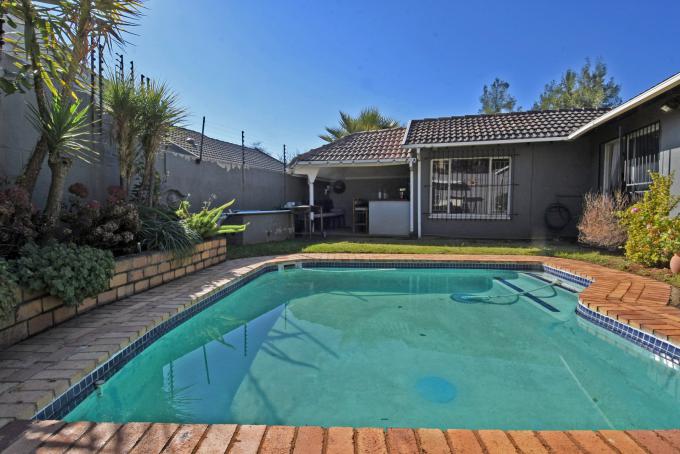 3 Bedroom House for Sale For Sale in Weltevreden Park - MR720006