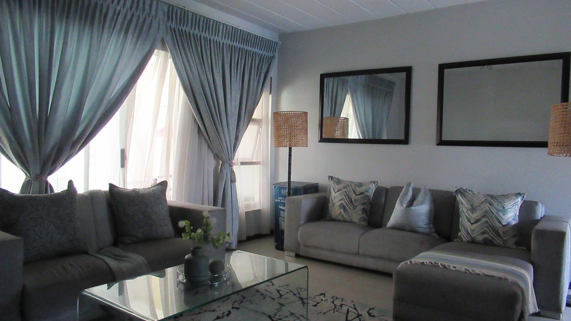 Lounges - 20 square meters of property in Northwold