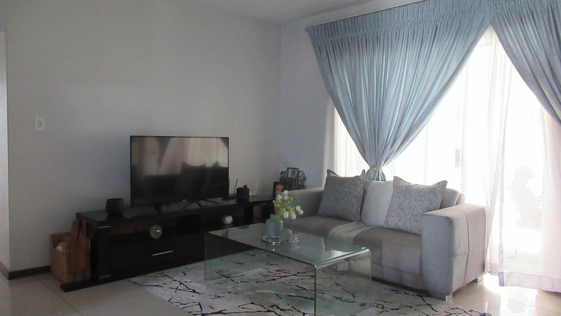 Lounges - 20 square meters of property in Northwold