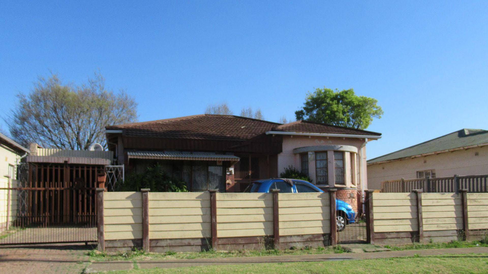 Front View of property in Geduld