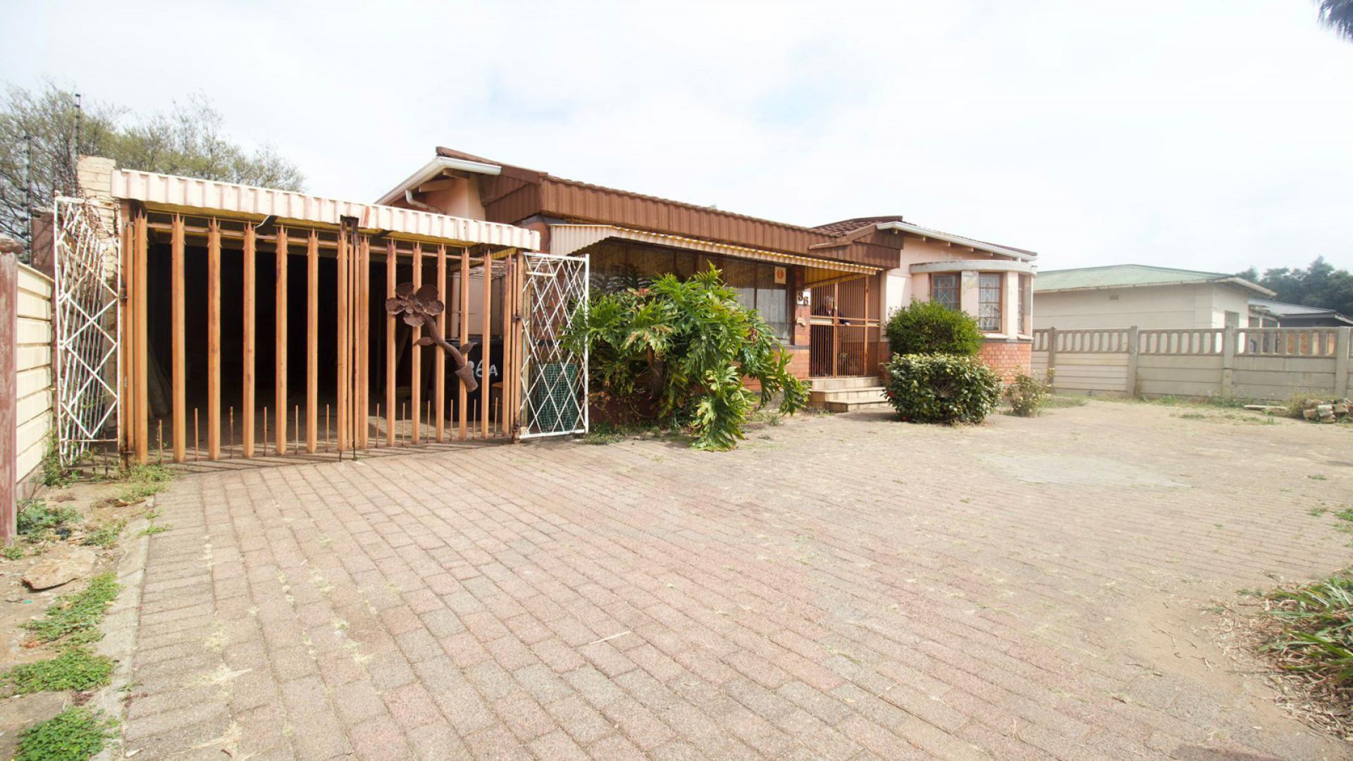 Carport  of property in Geduld