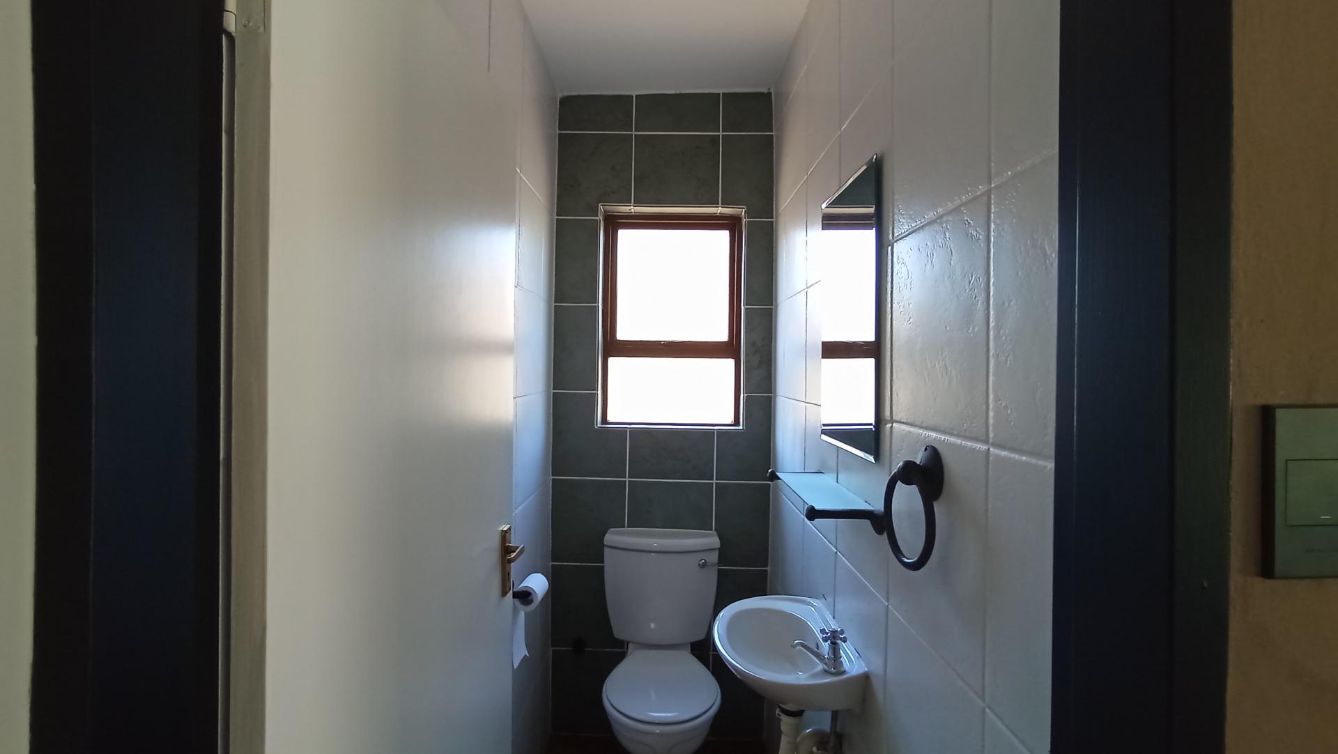 Guest Toilet - 2 square meters of property in Moreletapark