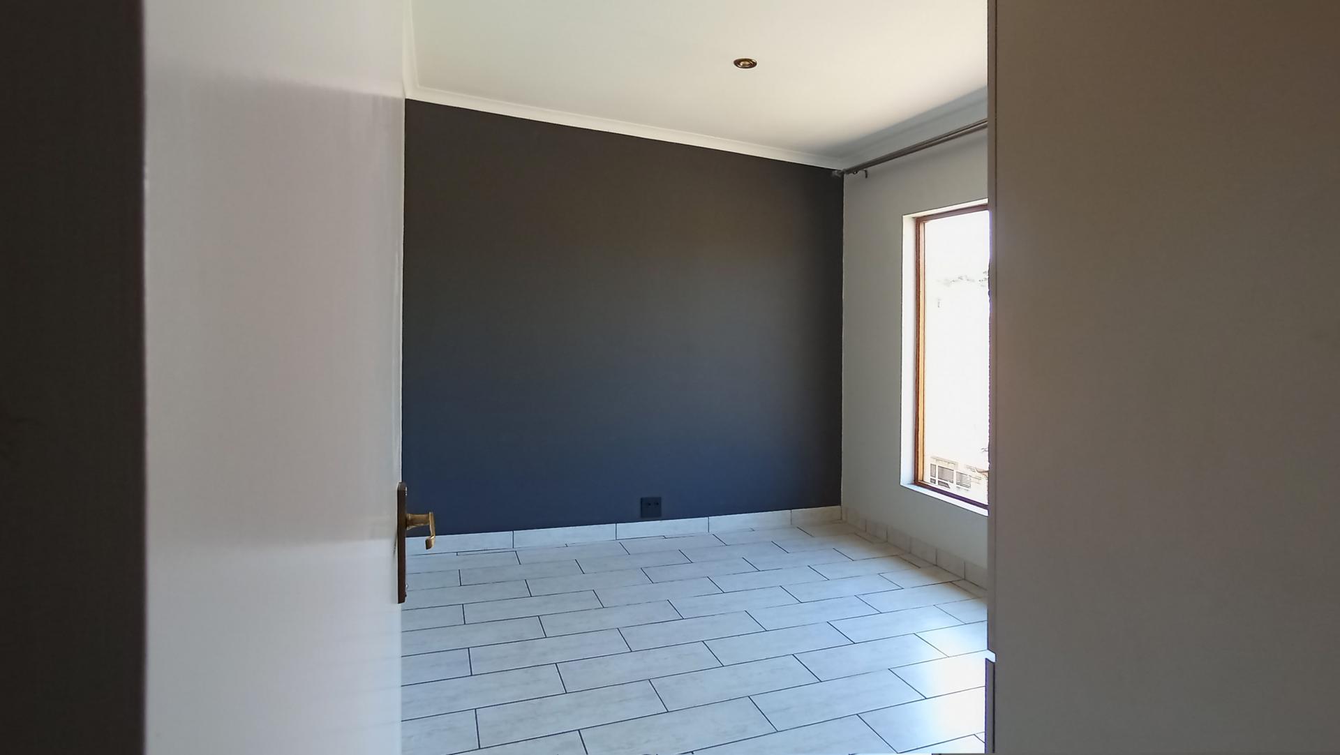 Bed Room 2 - 13 square meters of property in Moreletapark