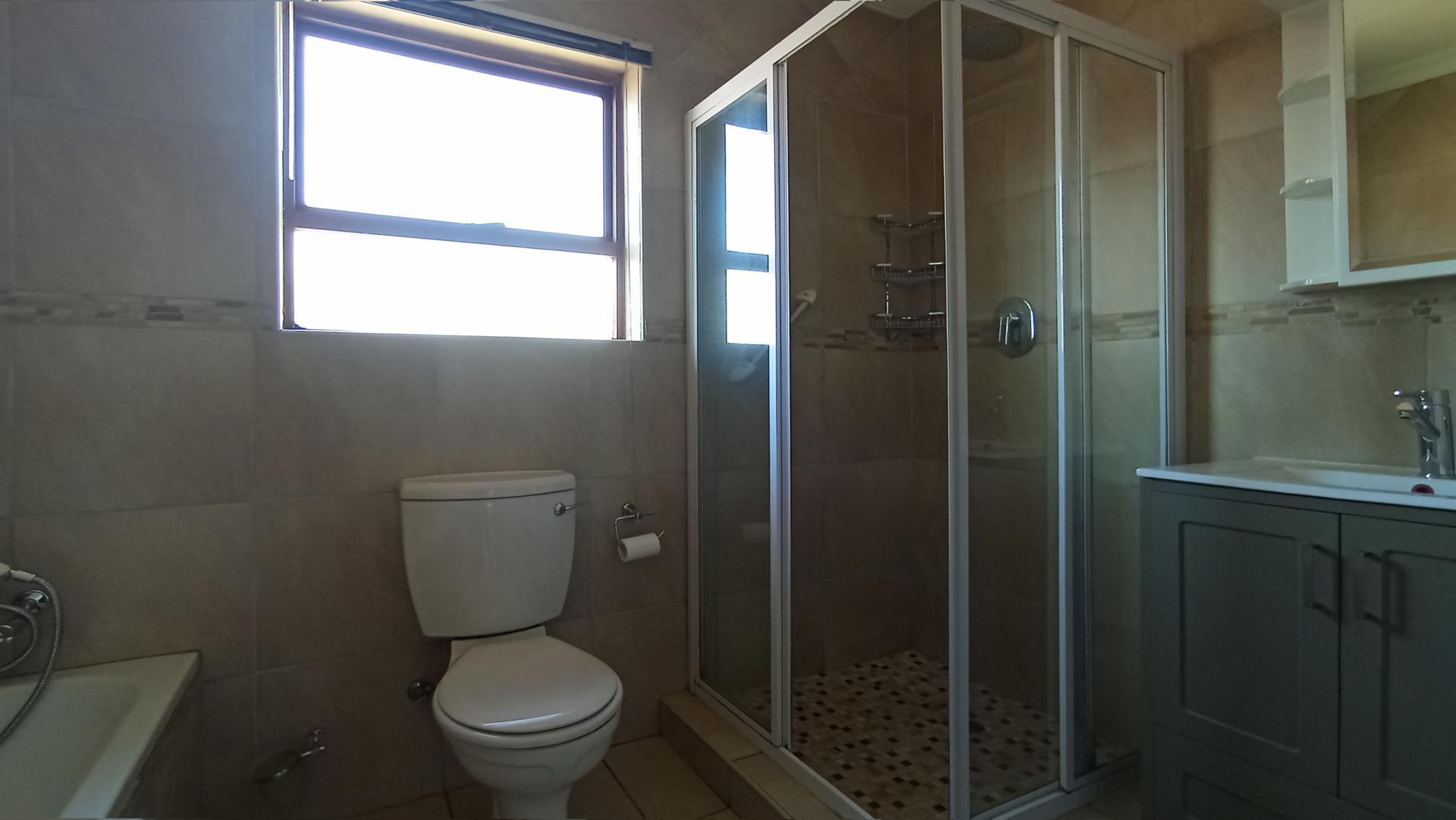 Main Bathroom - 7 square meters of property in Moreletapark