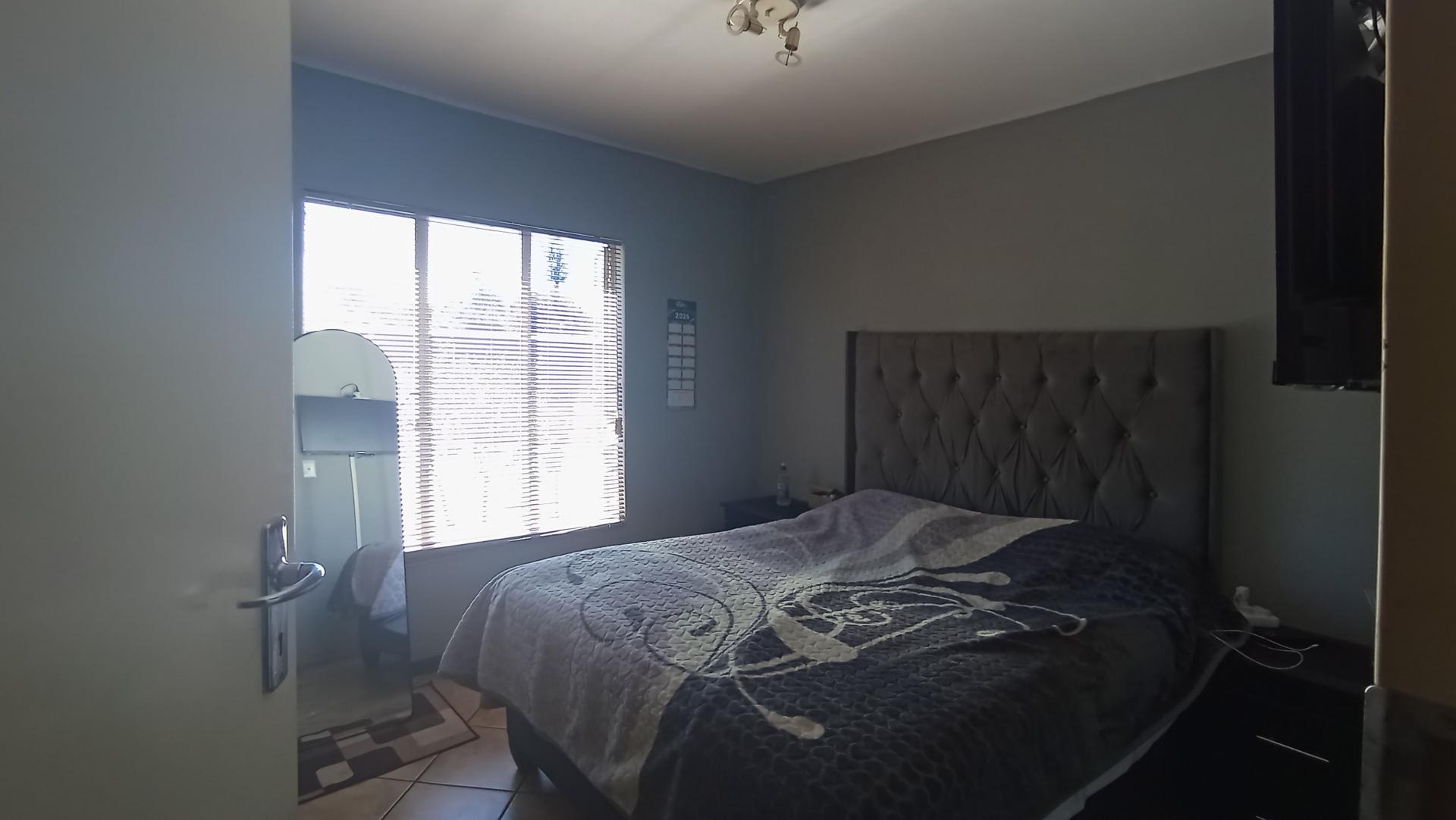 Bed Room 1 - 12 square meters of property in Kosmosdal