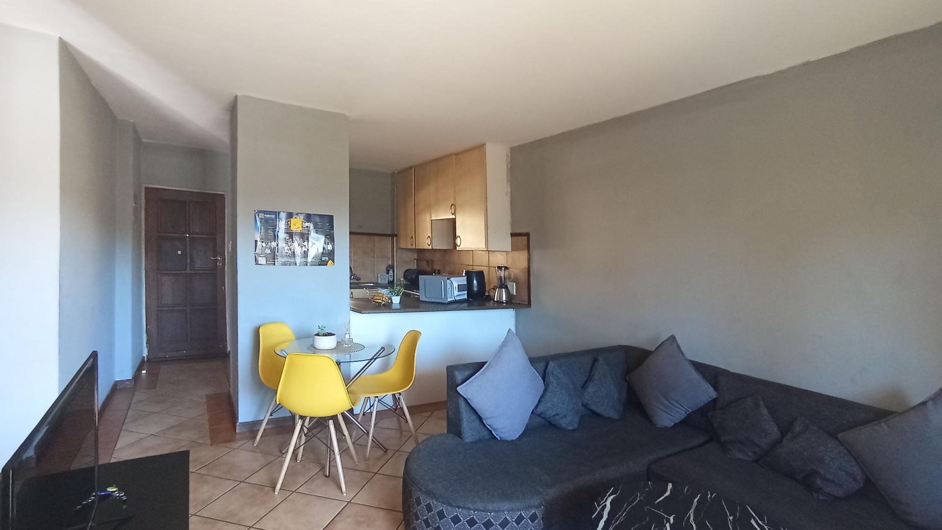 Lounges - 14 square meters of property in Kosmosdal
