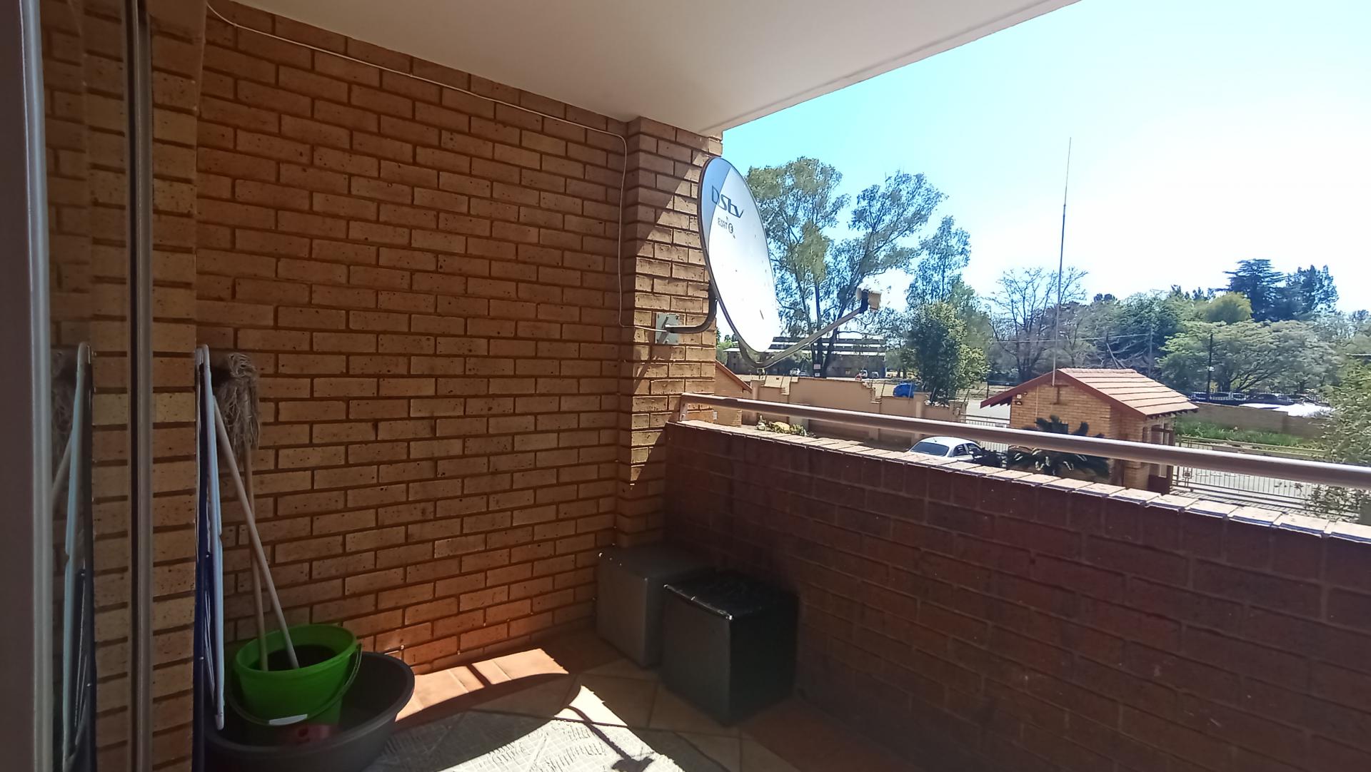 Balcony - 10 square meters of property in Kosmosdal