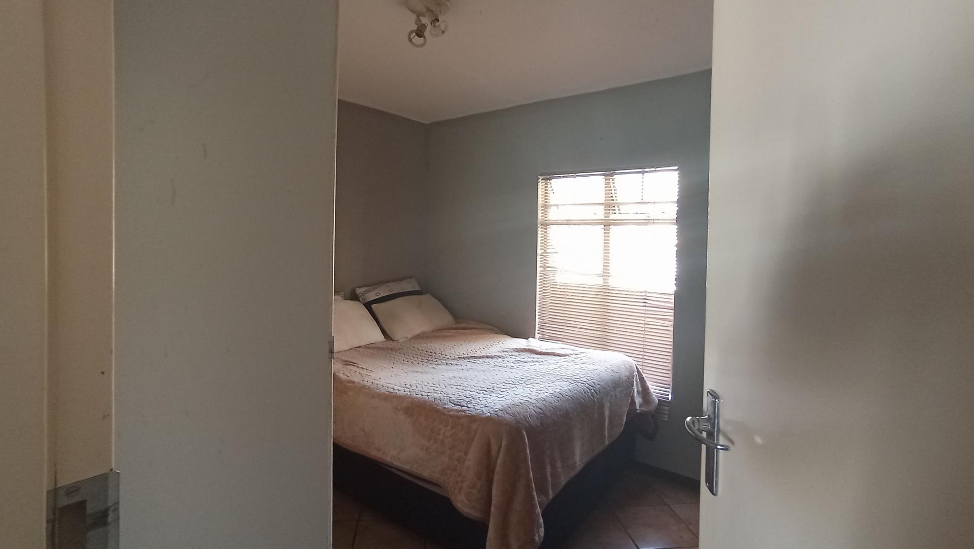Bed Room 2 - 11 square meters of property in Kosmosdal
