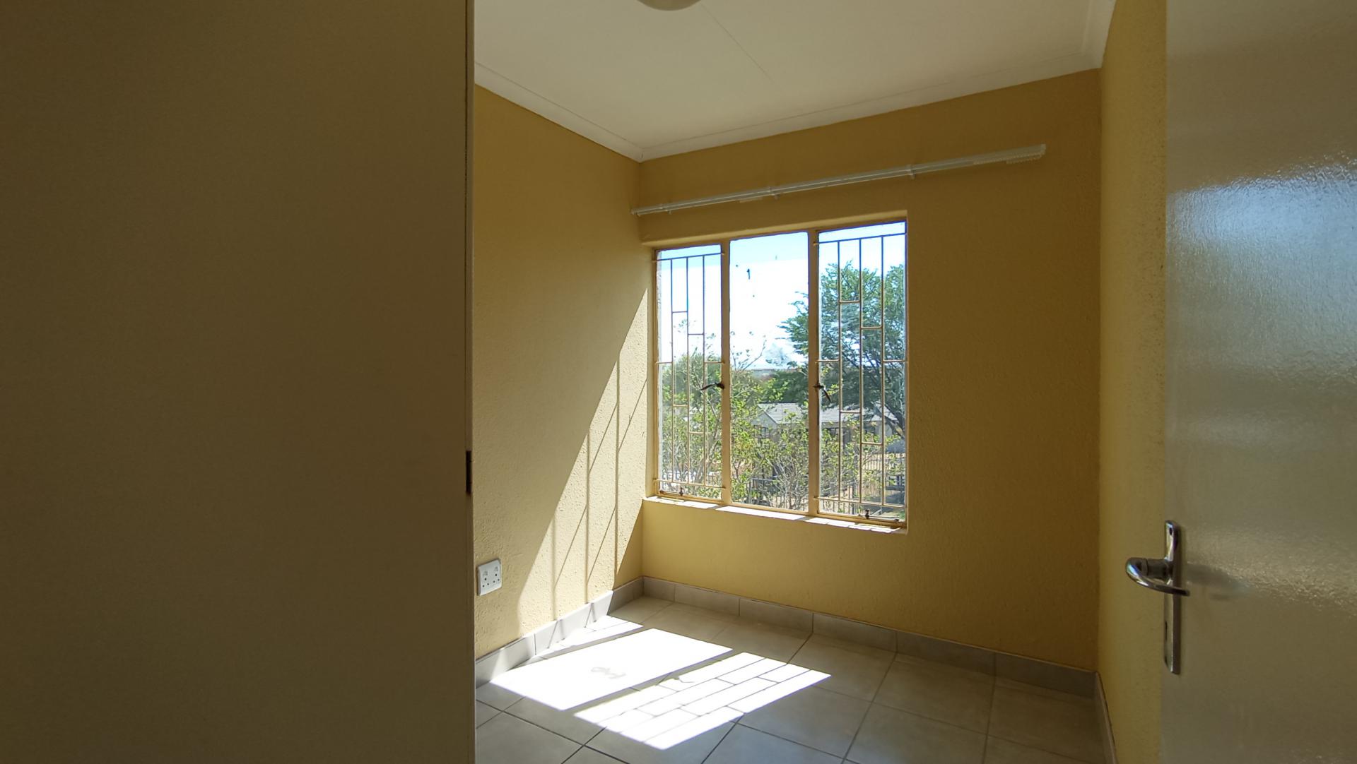 Bed Room 1 - 8 square meters of property in Kosmosdal