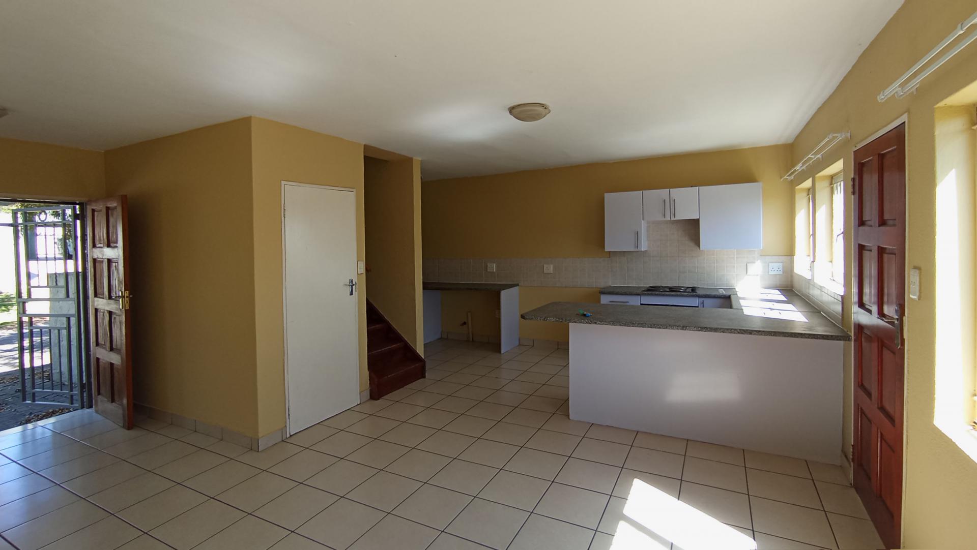 Lounges - 21 square meters of property in Kosmosdal