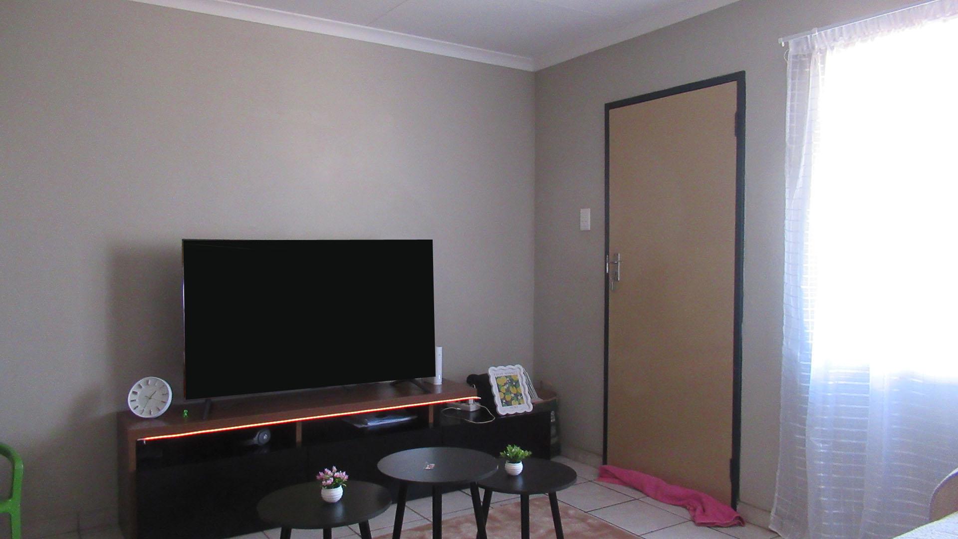 Lounges - 14 square meters of property in Watervalspruit (Vaal)