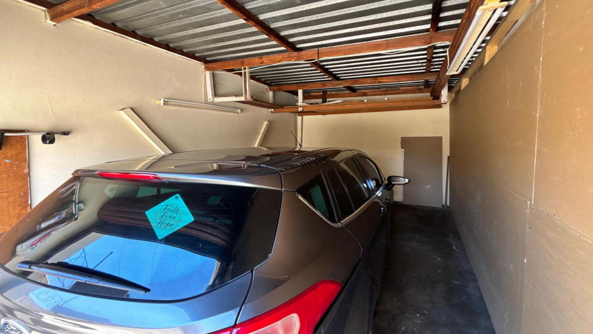 Garage - 34 square meters of property in Daggafontein