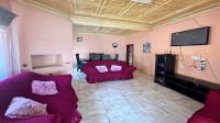 Lounges - 13 square meters of property in Daggafontein