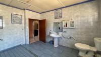Main Bathroom - 10 square meters of property in Daggafontein