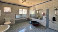 Main Bathroom - 10 square meters of property in Daggafontein