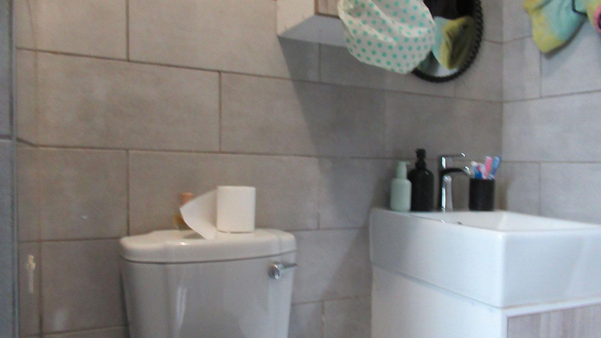 Bathroom 1 - 4 square meters of property in Willowbrook