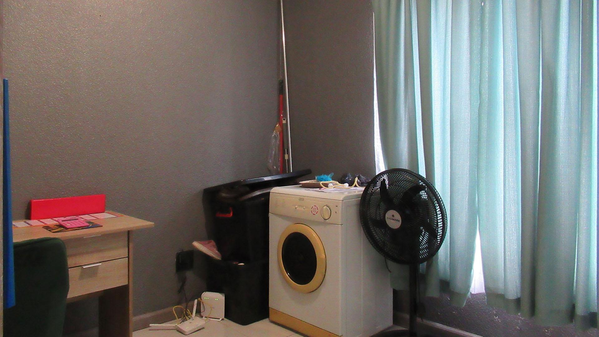 Study - 8 square meters of property in Willowbrook