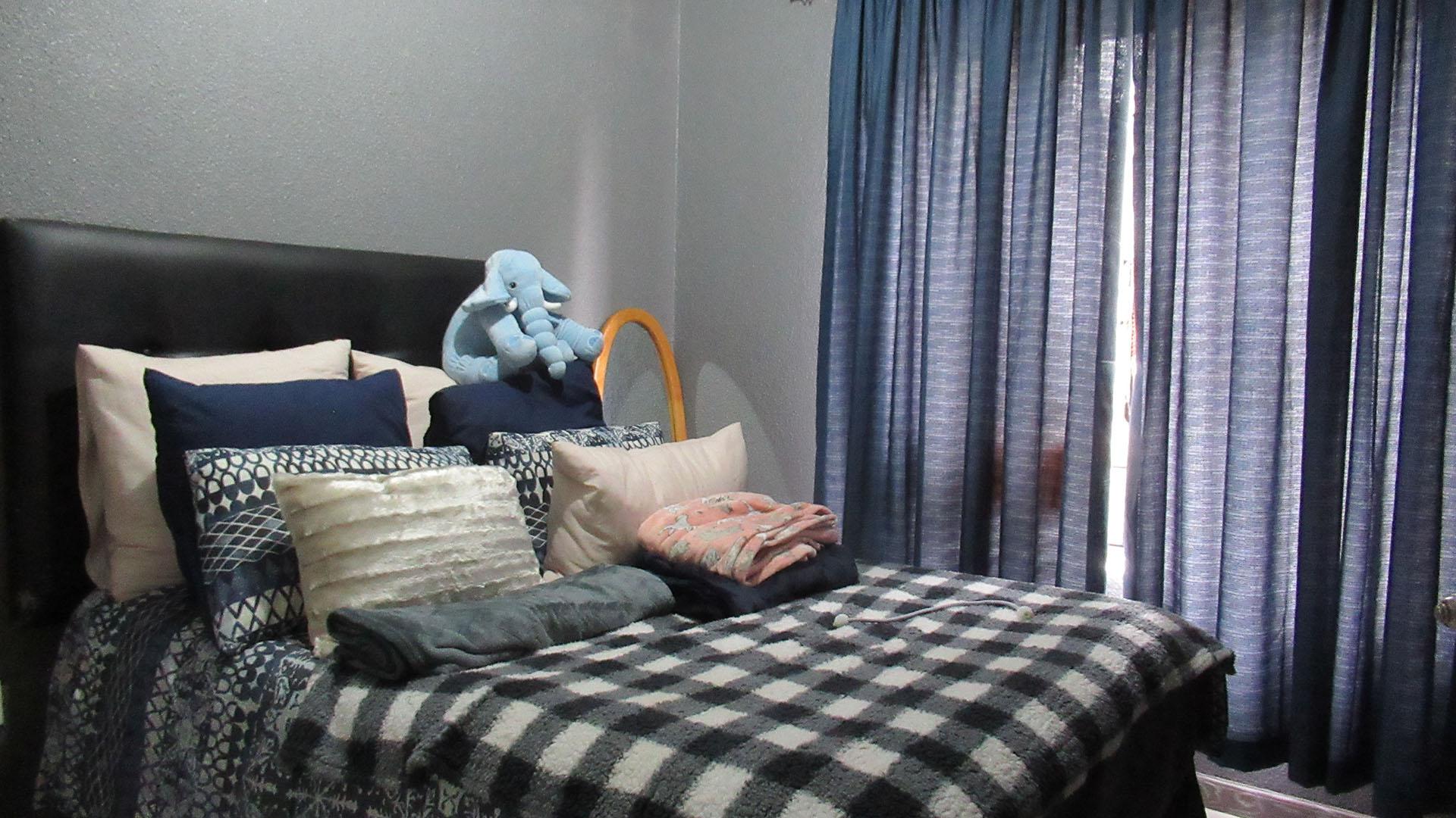 Bed Room 1 - 11 square meters of property in Willowbrook