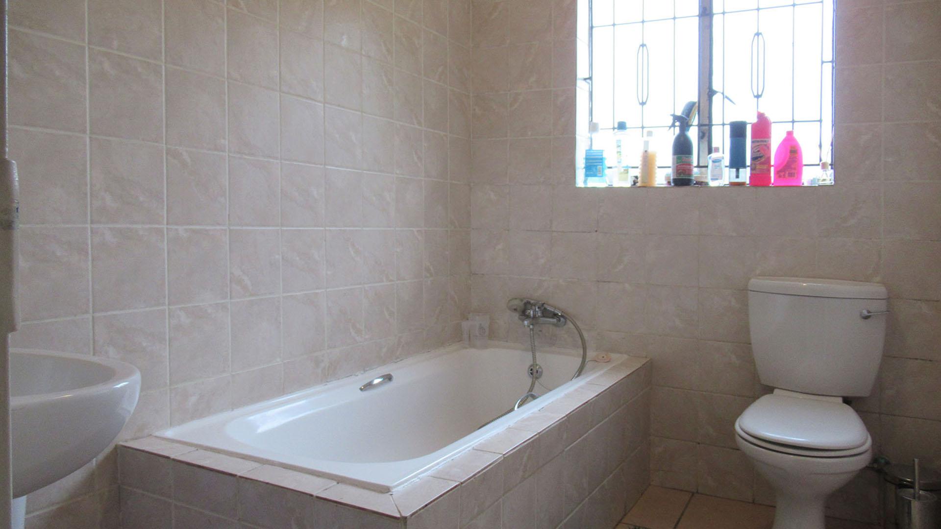 Main Bathroom - 4 square meters of property in Willowbrook